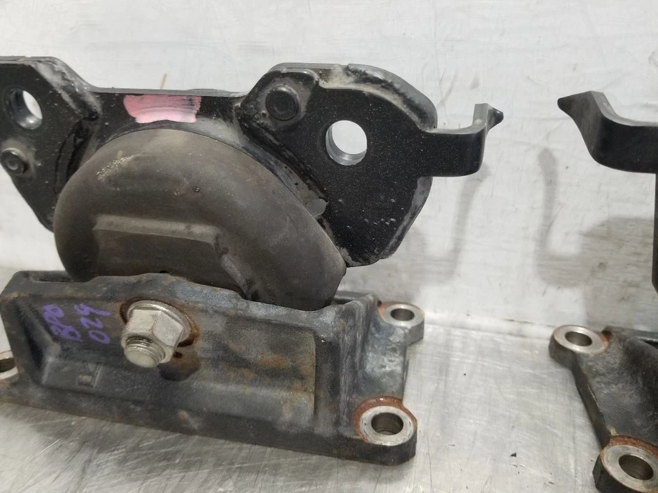 15 2015 LEXUS GX460 ENGINE MOTOR MOUNT SET - Image 4 of 4
