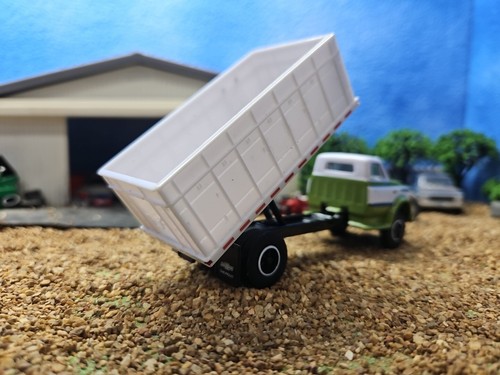 1970 CHEVEROLET Chevy C60 grain truck 1/64 ERTL FARM GREENLIGHT c70 TRACTOR DUMP - Picture 3 of 12