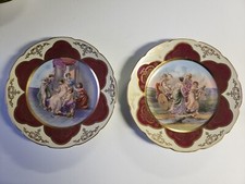 Antico set di due (2) piatti caricabatterie dipinti a mano Royal Vienna Angelica Kauffman