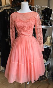 vestido de festa coral com renda