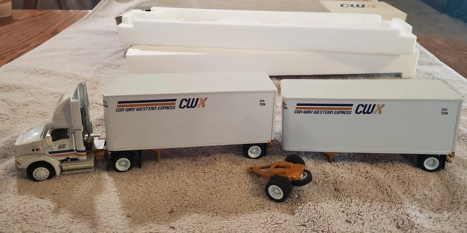 Vintage Con-way Western Express (CWX) model truck with two trailers. - Image 3 of 4