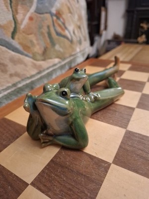 Franz Sammlung Amphibien-Stil Vater Sohn glasiertes Porzellan liegender Frosch 9 Zoll