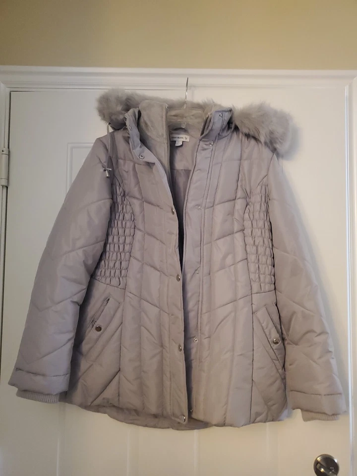 Chaqueta acolchada con capucha gris Susan Graver resistente al agua Foto 2 de 4