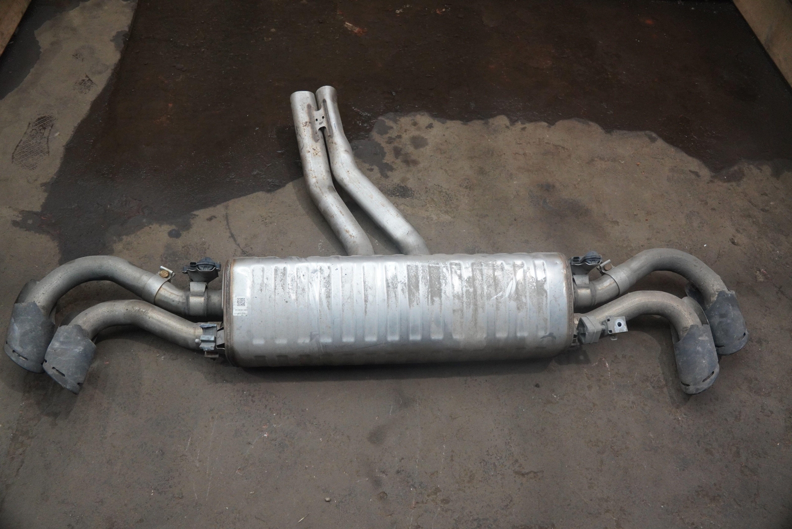 Rear Exhaust Muffler Silencer Tail Pipe 4M0253611E OEM Lamborghini Urus 2019