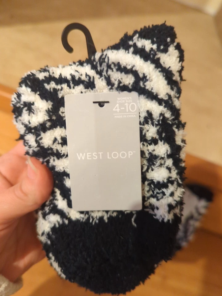 4 Pairs Black And White Fuzzy Socks - Image 3 of 4