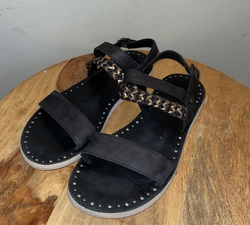 Sandali Ugg neri in pelle Elin fibbia ballerine intrecciate accenti oro donna taglia 7 M