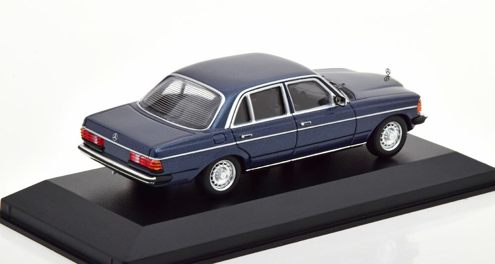 ミニカー Mercedes-Benz 300D 1:43 MINICHAMPS Matrix 1:43 Mercedes-Benz 300D (W115) US version 1974 light