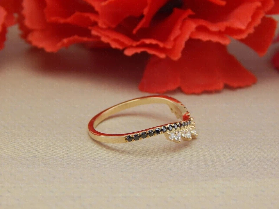 Anillo banda curva de diamantes negros simulados de corte redondo de 1 quilate enchapado en oro amarillo de 14 K Foto 3 de 4