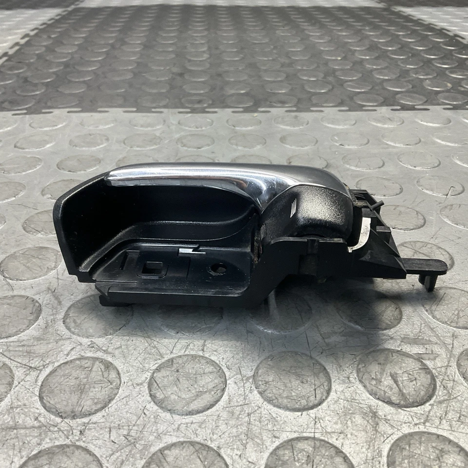 Manija interior de la puerta del lado del conductor trasero izquierdo Toyota Prius 2004-2009 OEM Foto 3 de 4