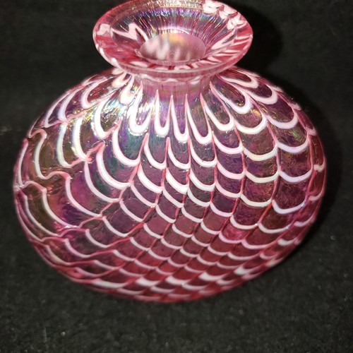 Botella rosa soplada a mano de colección/jarrón de cogollos con líneas blancas tela de botín como 4,5"" x 4"" de alto - Imagen 6 de 9