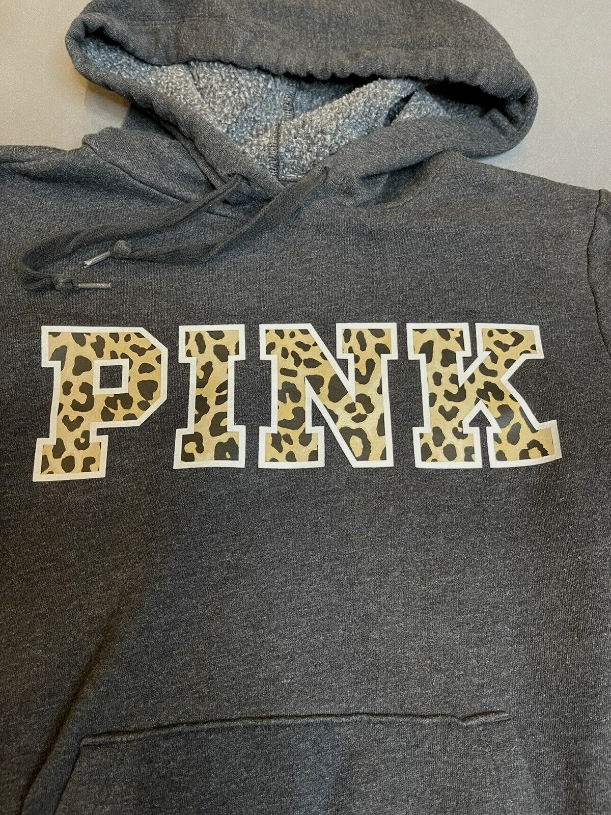 UNDERCOVER Maglione con cappuccio Victorias Secret donna taglia small grigio con stampa animale rosa