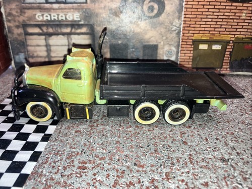 Maisto 1:64 1963 Mack B-61 Flatbed Rubber Tires/Roll Back Bed/ Van Not Included - Picture 10 of 11