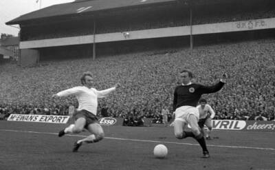 Englands Keith Newton Of Everton And Scotlands Stein Battle Fo- 1970 Old Photo