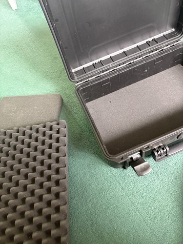 Medium, unbranded, hard peli case with foam inserts - Picture 5 of 8