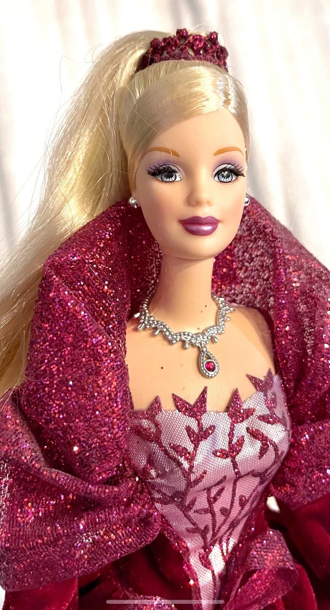 Barbie navideña del 2002 sale