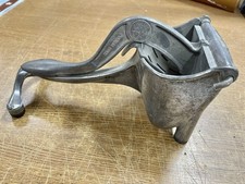 Vintage Wear-Ever Cast Aluminum Hand Citrus Juicer Squeezer Made in USA NL