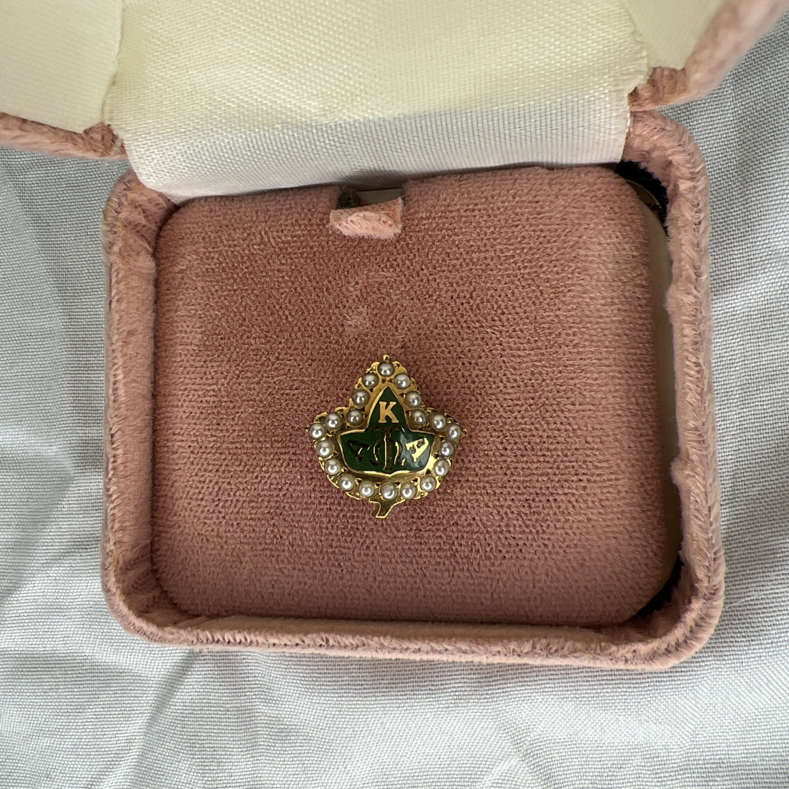 Vintage 10K Gold Alpha Kappa Alpha AKA Sorority Badge Pin Seed Pearls
