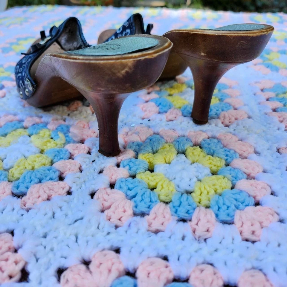 Sandalias vintage Y2K Guess azul cambray denim y cuero madera tacón gatito Foto 4 de 4