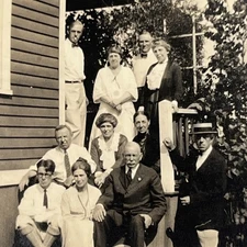 FAMILY MEN WOMEN  GROUP PHOTO 1920 AMERICANA Fashion CLOTHES “STOOP GROUP” HOME
