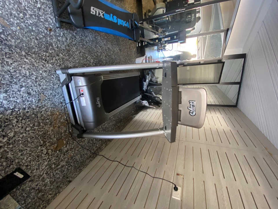 Avanti AT585°02 Treadmill with manuals. - image 4 of 4