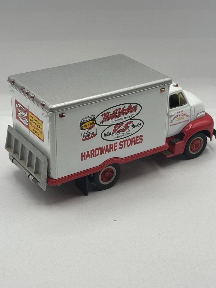 Camión Ford C-600 1953 recto. 1:34. First Gear. Hardware Die-Cast True Value Foto 3 de 4