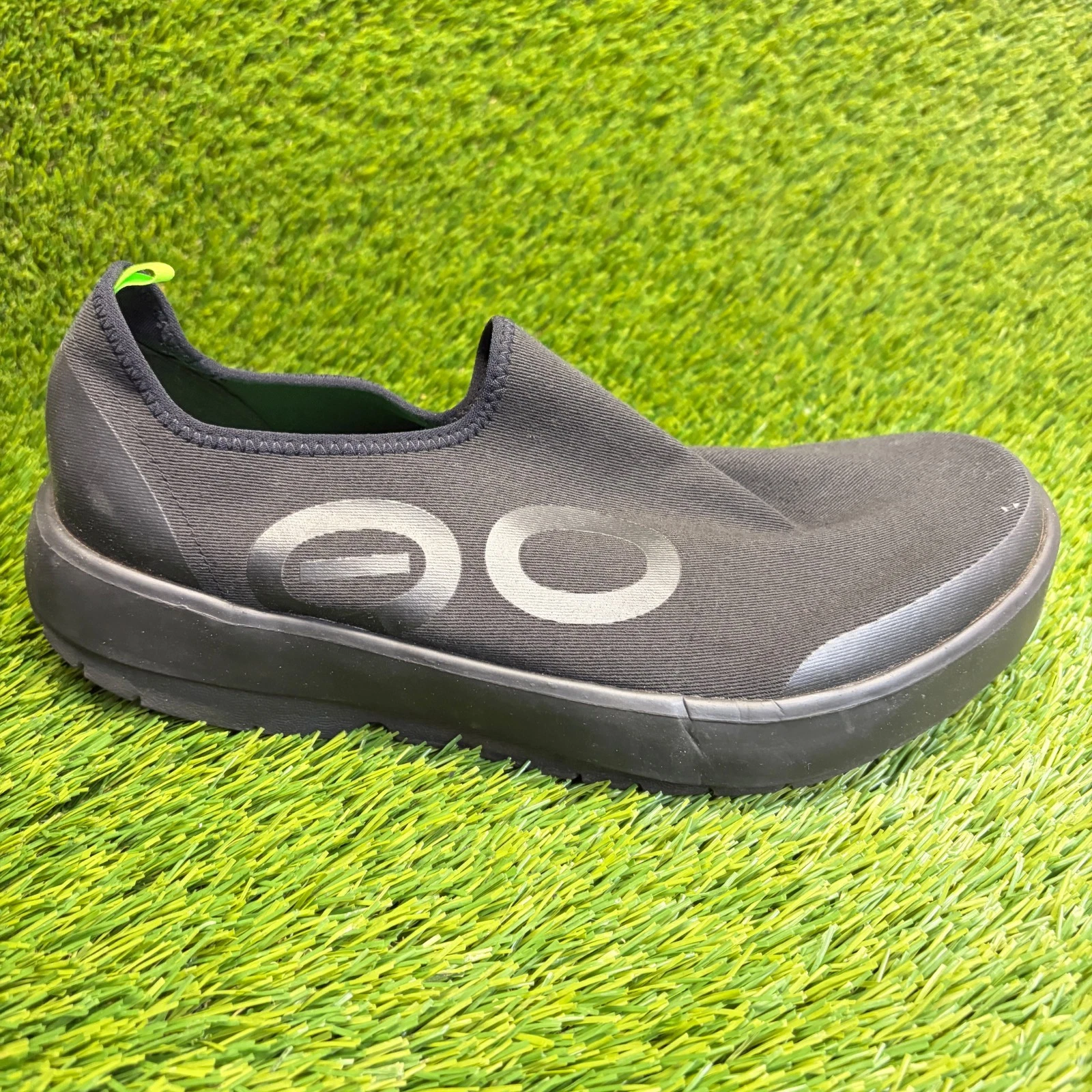 OOFOS OOmg EeZee Low Mens Size 11 Black Casual Walking Slip On Recovery Shoes