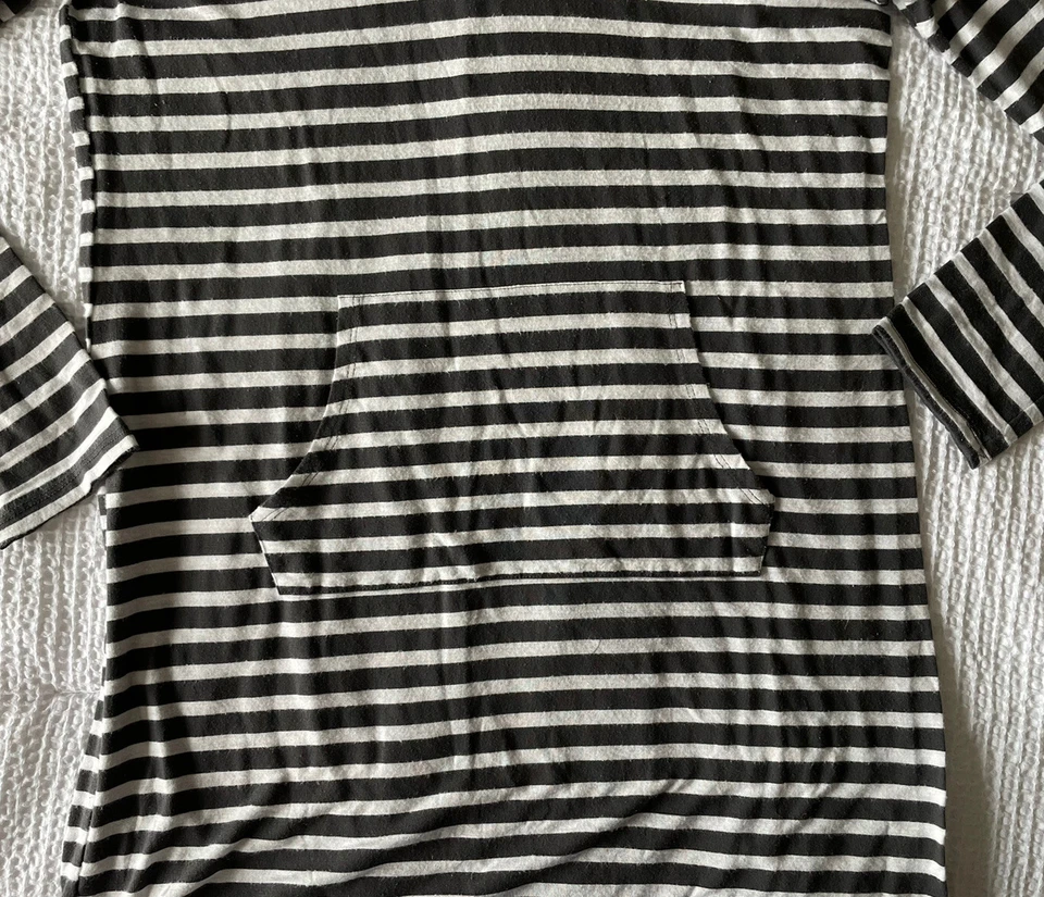 Sudadera con capucha de playa Merona mediana a rayas gris blanco usada en excelente estado para mujer Foto 2 de 4