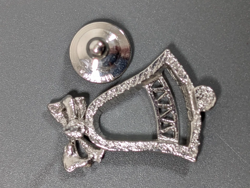 Broche prendedor pequeño campana de Navidad tono plata vintage Avon Foto 4 de 4