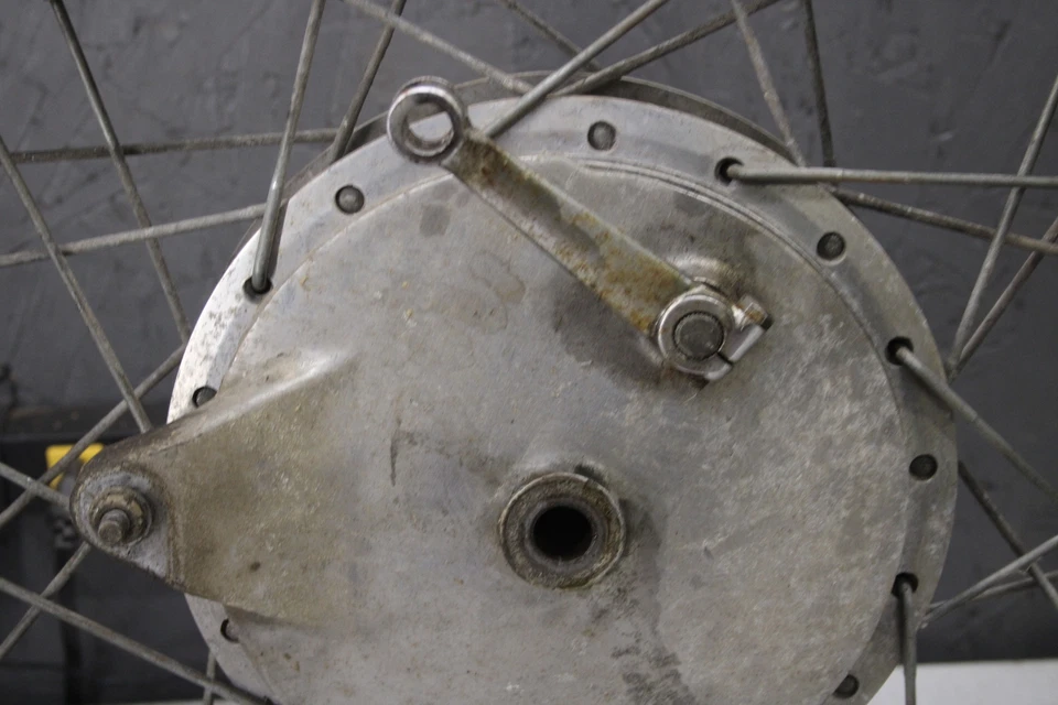 Roda traseira 1972 Yamaha R5C 350 4330.KN - Imagem 2 de 4