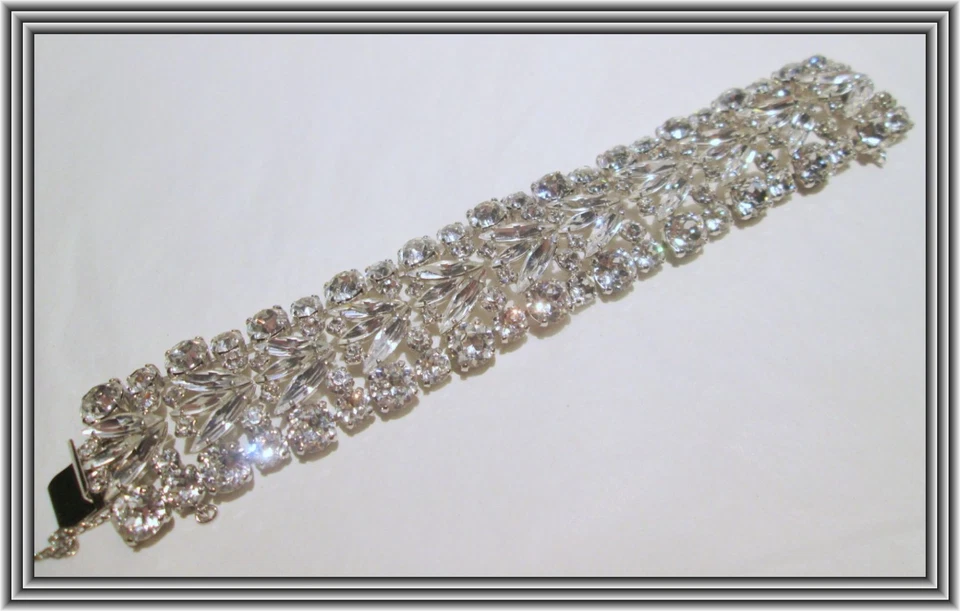 PULSERA SHERMAN - COLOR CLARO - 1.25" WD TRIPLE HOJA MARQUESA MOTIVO RACIMO SIN RESERVA Foto 2 de 4