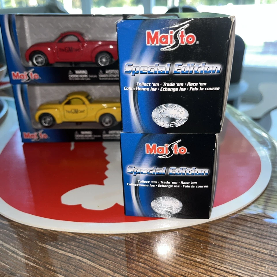 MAISTO 1:25 2001 CHEVROLET SSR CONCEPT * SPECIAL GM Card EDITION Red Or Yellow - Image 2 of 4