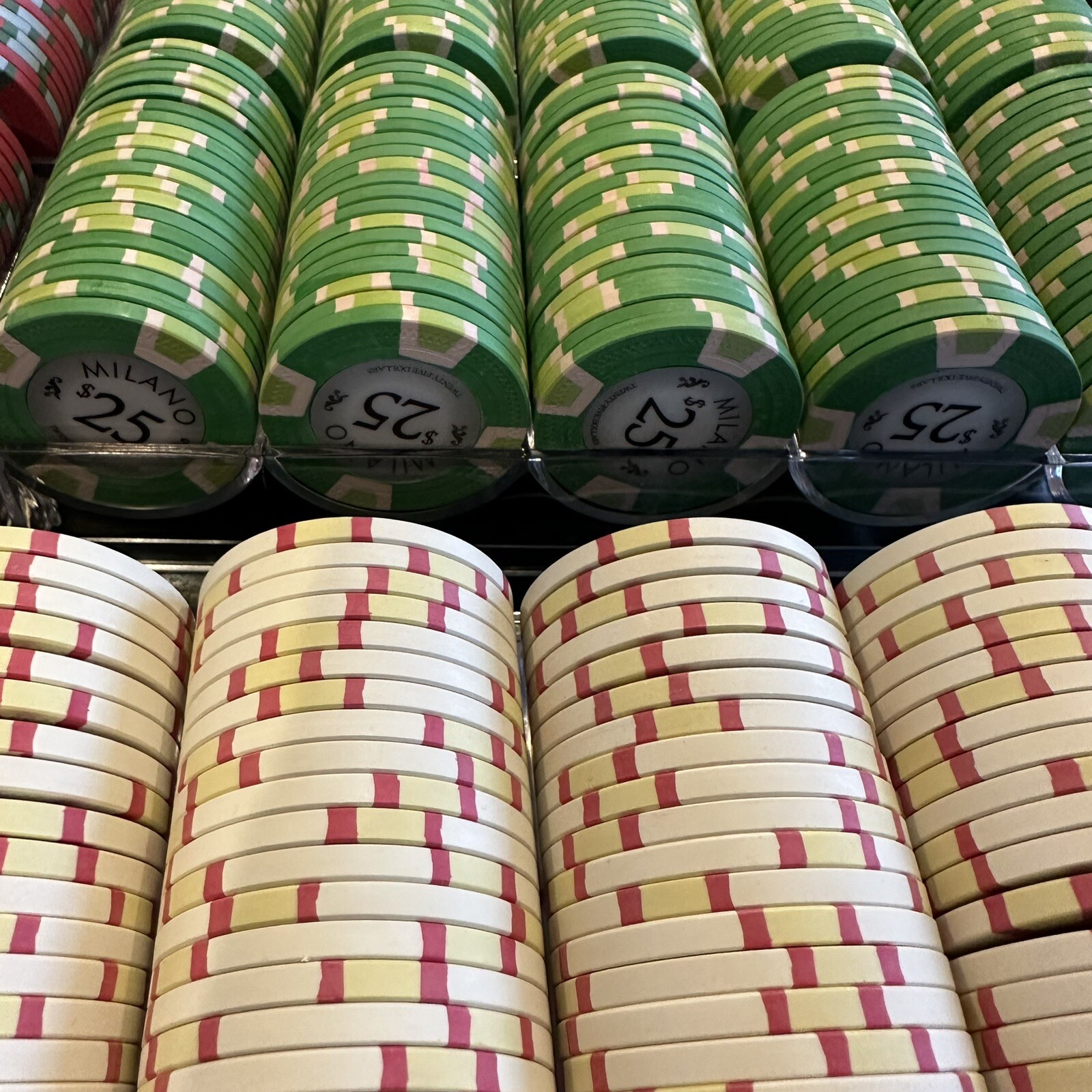 1000PC MILANO POKER CHIP SET W/ ACRYLIC CASE & 2 KEM 100 PLASTIC CARDS