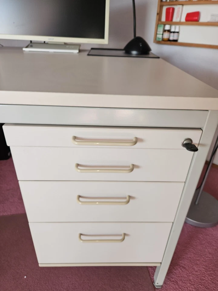 Große Winkelschreibtisch-Kombination  für Schule und Beruf - ohne Geräte o.ä. - Bild 4 von 4