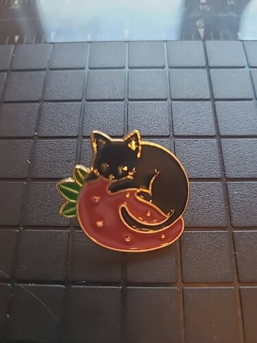 Black Cat With Strawberry Enamel Pin Cats Lovers  - Afbeelding 1 van 2