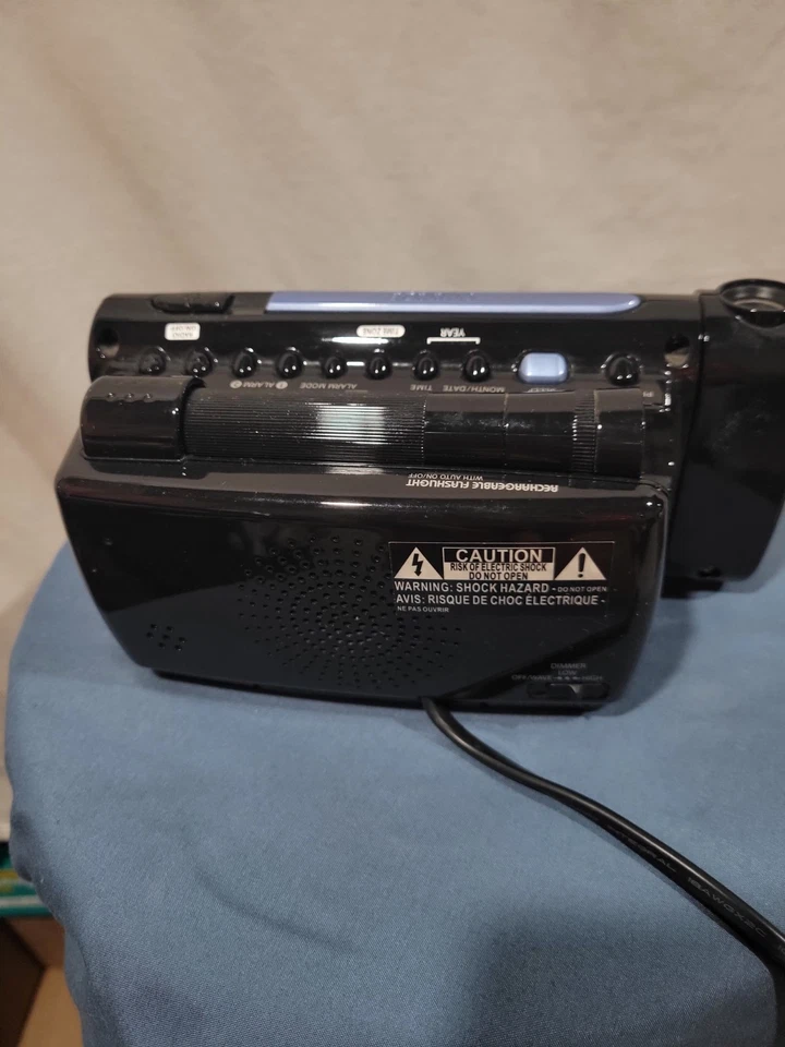 Emerson Research SmartSet Alarm Clock Radio Projector w/FLASHLIGHT ALL WORKS - Image 4 of 4