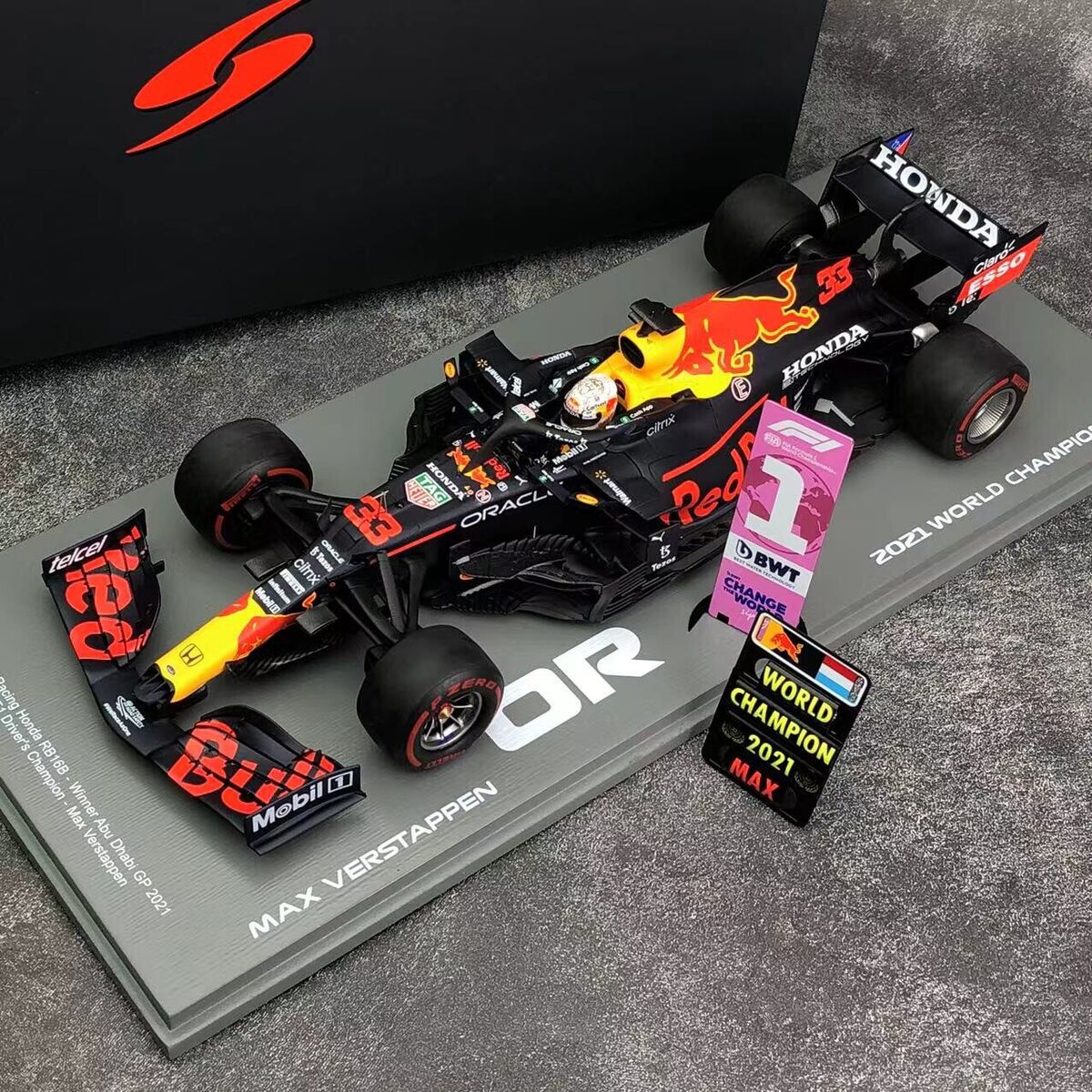 Spark 1/18 Red Bull F1 RB16B GP Abu Dhabi 2021 world Spark 1/18 Red Bull F1 RB16B GP Abu Dhabi 2021 world