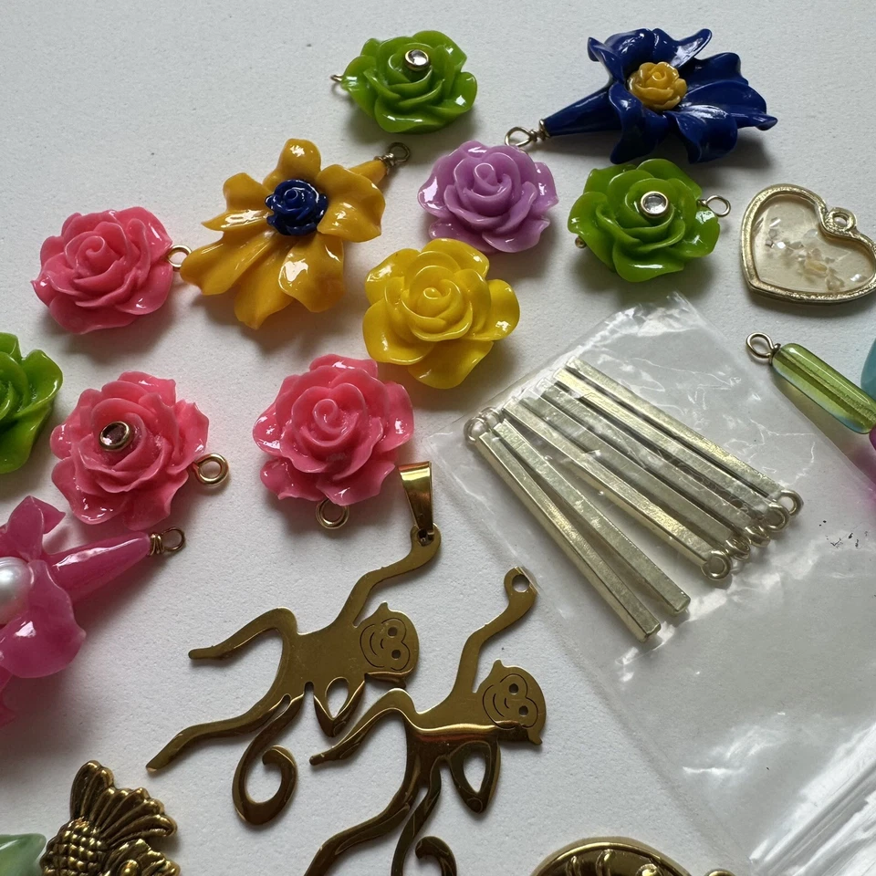 Лот разнообразных амулетов. Нержавеющая сталь, акрил, металл, стекло - Изображение 3 из 4