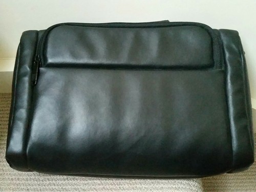 Case Logic black carry shoulder bag with media connections - ideal for a tablet - Picture 4 of 12