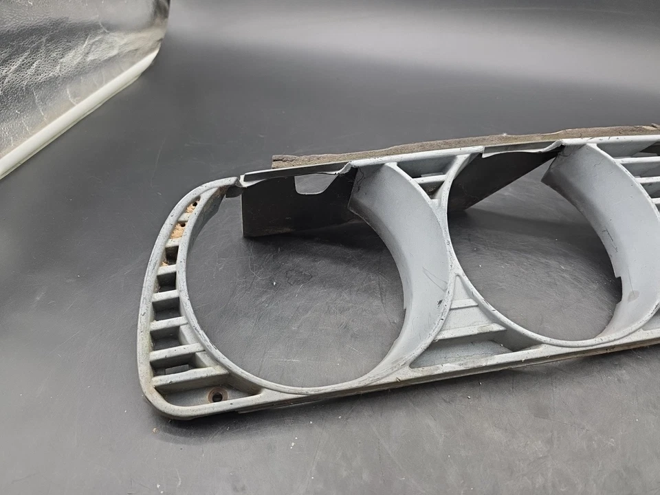 BMW E30 FRONT RIGHT PASSENGER HEADLIGHT GRILLE BEZEL 84-91 318i 325 325i LP273 Foto 2 de 4