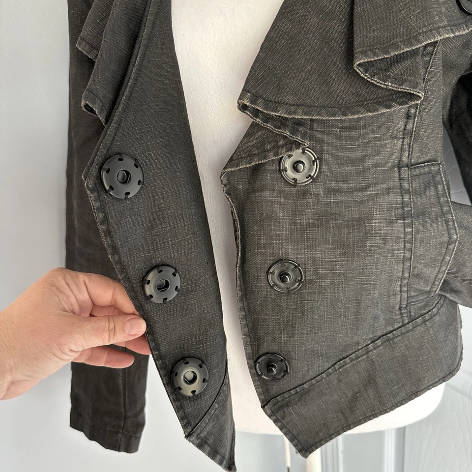 Chaqueta corta asimétrica a presión frontal con volantes solapa negra oliva utilitaria Foto 3 de 4