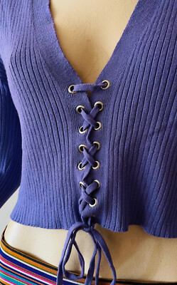 70ger Jahre Schnür- Strickpullover in flieder v. Urban Outfitters, Gr. M, ungetr
