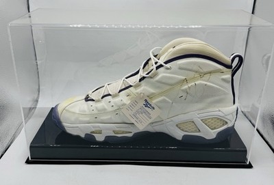 SHAQUILLE O'NEAL SIGNED SALESMAN SAMPLE '97 REEBOK SHAQ DUNKMOB