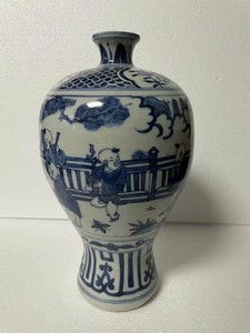 Chinese porcelain blue and white character pattern vase