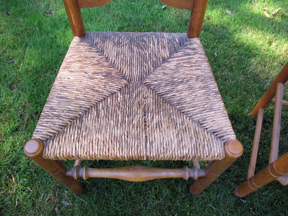 UN PAR DE SILLAS ADHESIVAS CON RESPALDO DE ESCALERA HECHAS EN FAYETTEVILLE SIRACUSA EE. UU.  Foto 2 de 4