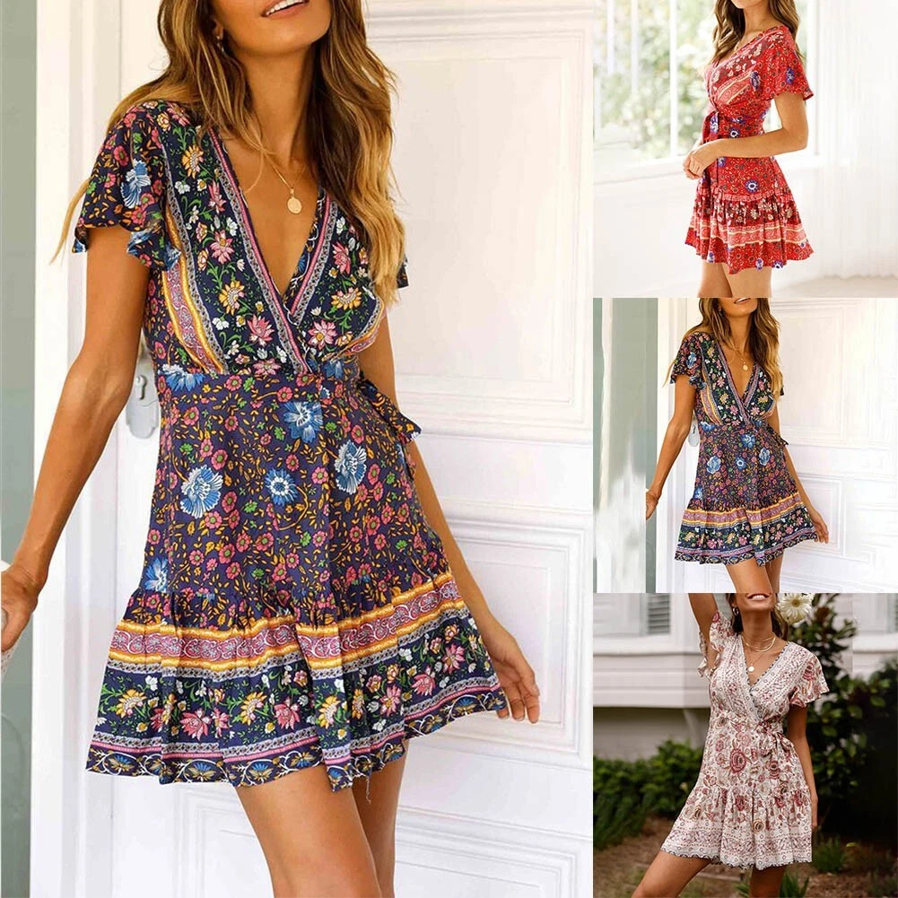 Bonito y animado vestido corto de mujer con estampado floral