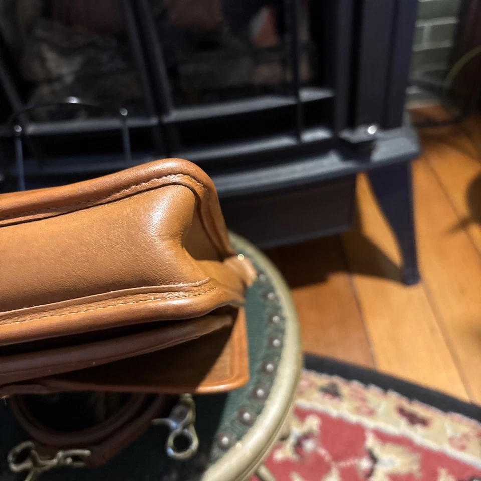 Coach Station 5130 de colección cuero tostado británico y latón, anterior a 1994 Foto 4 de 4