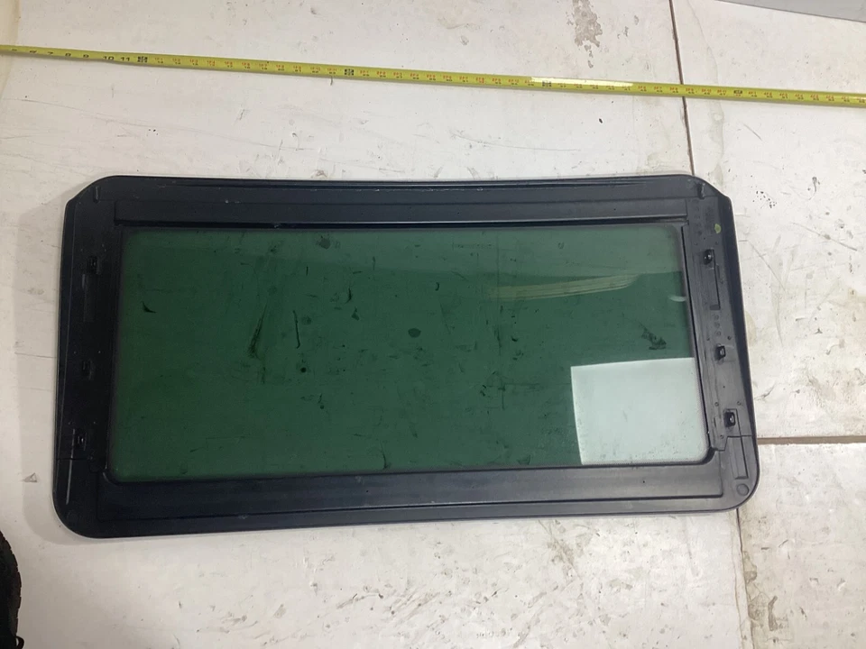 2004-2010 BMW E60 525i 528i Sunroof Glass 7033530 OEM . Foto 2 de 4