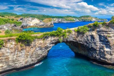Wandbild: Natürlicher Bogen am Brocken Beach auf der Insel Nusa Penida, [...]