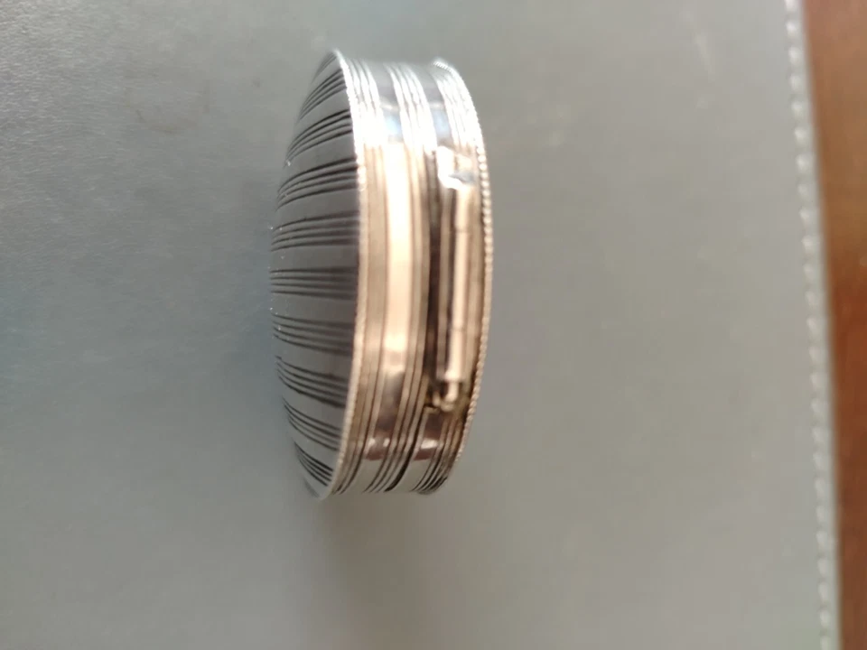 Hermosa caja de pastillas plateada con marcas continentales (holandesa) posiblemente 1835 Foto 3 de 4