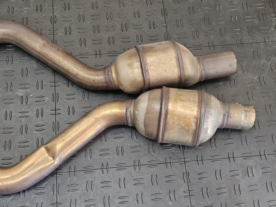 Комплект левосторонних и правосторонних выхлопных труб для двигателя Mercedes R230 SL500 2003-2006 годов выпуска от оригинального производителя - Изображение 4 из 4